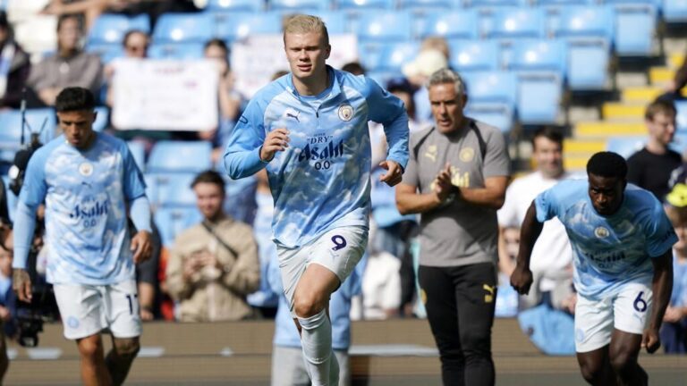 Erling Haaland im Trikot von Manchester City blickt nachdenklich auf das Spielfeld