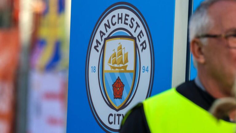 Pep Guardiola und Spieler von Manchester City schauen enttäuscht auf das Spielfeld