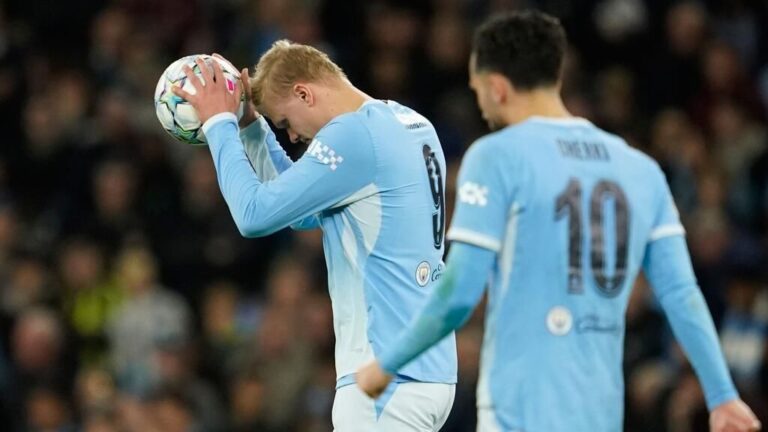 Erling Haaland blickt enttäuscht auf den Rasen im Trikot von Manchester City