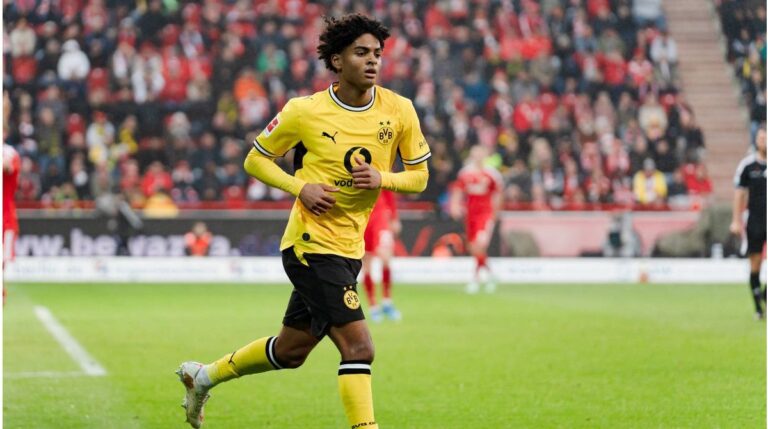 BVB-Talent Mathis Albert im Trikot von Borussia Dortmund