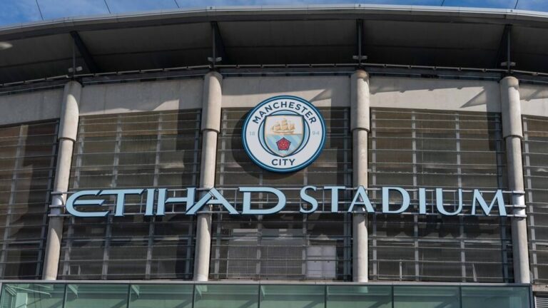 Das Stadion und Vereinslogo von Manchester City