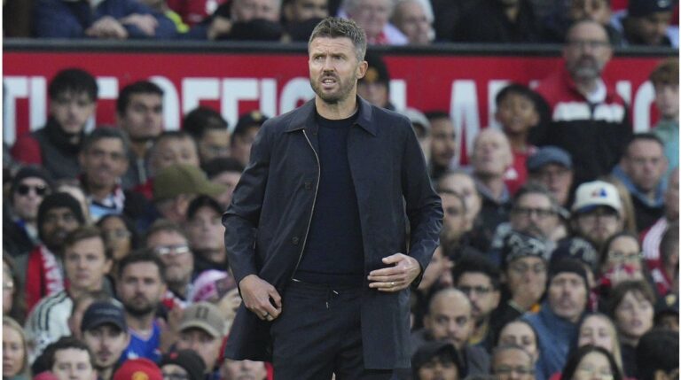 Michael Carrick, Trainer von Manchester United, steht mit nachdenklichem Blick am Spielfeldrand.