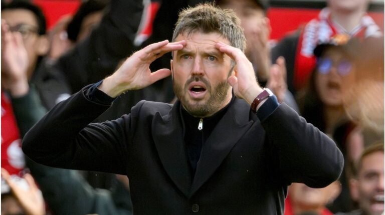 Trainer Michael Carrick steht nachdenklich am Spielfeldrand