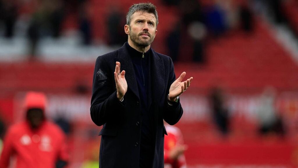 Der nachdenkliche Trainer Michael Carrick von Manchester United steht während eines Spiels am Spielfeldrand.