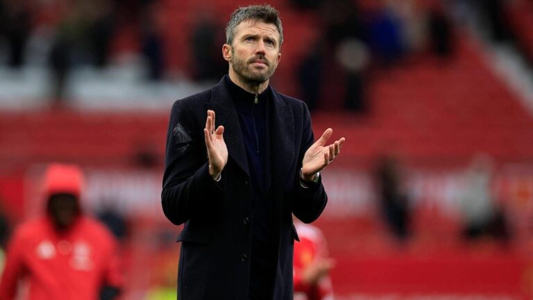 Der nachdenkliche Trainer Michael Carrick von Manchester United steht während eines Spiels am Spielfeldrand.
