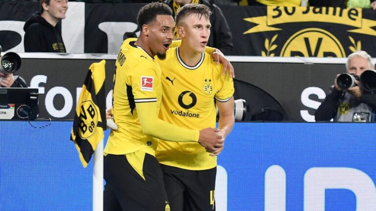 Felix Nmecha im Trikot von Borussia Dortmund blickt fokussiert auf das Spielfeld