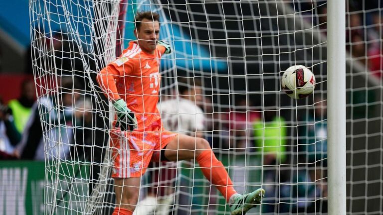 Manuel Neuer blickt nach seinem Fehlpass beim Spiel in Augsburg frustriert auf den Boden