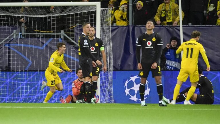 Mario Basler blickt kritisch, während Cheftrainer Niko Kovac am Spielfeldrand von Borussia Dortmund gestikuliert.