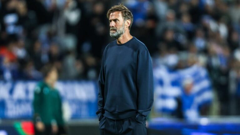 Mario Basler blickt ernst, im Hintergrund Bundestrainer Jürgen Klopp am Spielfeldrand
