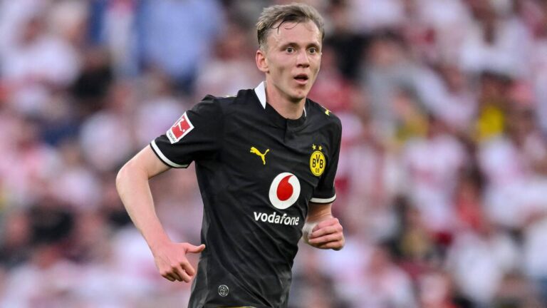 BVB-Stürmer Maximilian Beier im Trikot von Borussia Dortmund blickt fokussiert auf das Spielfeld.