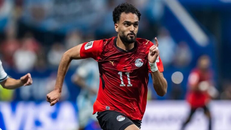 Ägyptens Nationaltrainer Hossam Hassan gestikuliert wütend am Spielfeldrand