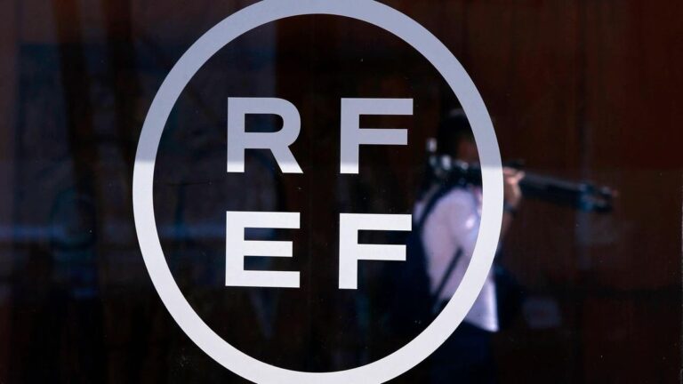 Logo des spanischen Fußballverbands RFEF neben einem Spielball