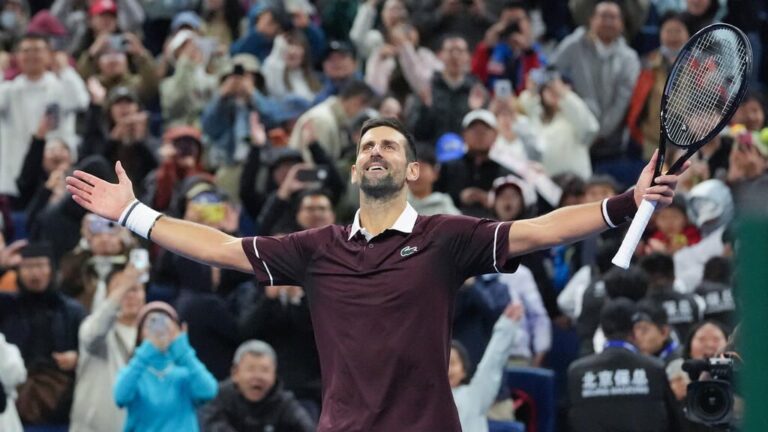 Novak Djokovic schlägt eine Vorhand beim ATP-Turnier in Peking