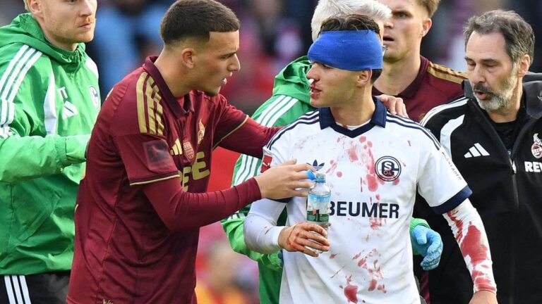 Zweikampf zwischen Spielern des 1. FC Köln und Schalke 04 im Stadion