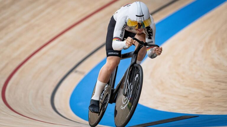 Bahnradfahrerin Pauline Grabosch beim Einzel-Zeitfahren auf der Bahn im Velodrom