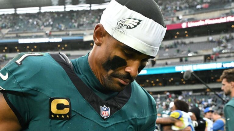 Jalen Hurts im Trikot der Philadelphia Eagles blickt konzentriert über das Spielfeld