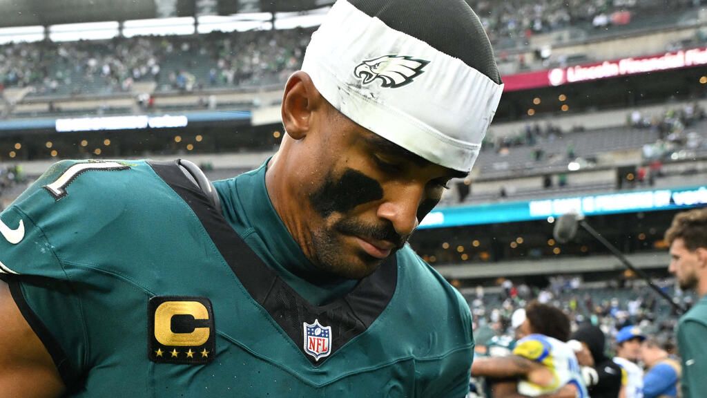 Jalen Hurts im Trikot der Philadelphia Eagles blickt konzentriert über das Spielfeld