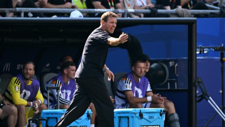 Red-Bull-Fußballchef Roger Schmidt am Spielfeldrand