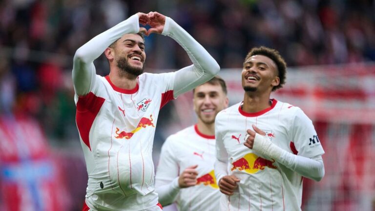 Jubelnde Spieler von RB Leipzig nach einem Treffer gegen die SV Elversberg