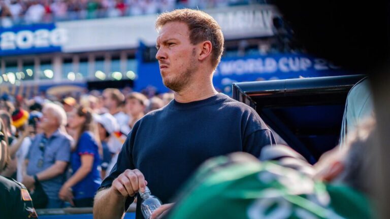 Trainer Julian Nagelsmann steht nachdenklich an der Seitenlinie