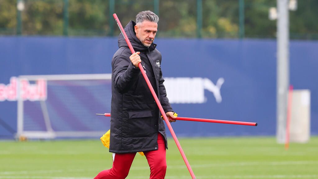 Martin Demichelis gestikuliert nachdenklich am Spielfeldrand