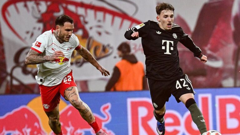 Fußballspieler David Raum von RB Leipzig im Trikot während eines Bundesliga-Spiels