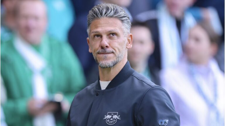 Spieler von RB Leipzig stehen enttäuscht auf dem Rasen
