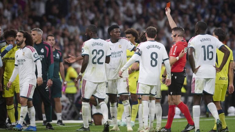 Vinicius Jr. im Trikot von Real Madrid gestikuliert auf dem Spielfeld