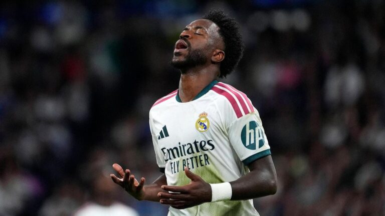 Vinicius Junior von Real Madrid schaut enttäuscht während eines Fußballspiels auf den Boden.