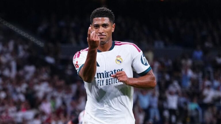 Jude Bellingham jubelt im Trikot von Real Madrid auf dem Spielfeld