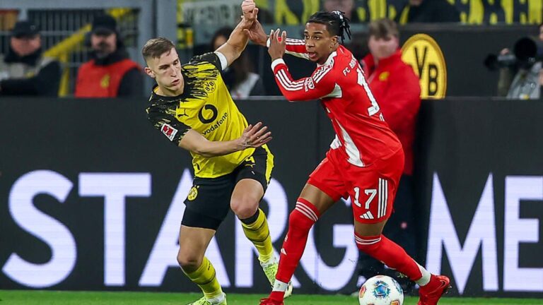 Nico Schlotterbeck im Trikot von Borussia Dortmund blickt konzentriert auf das Spielfeld.