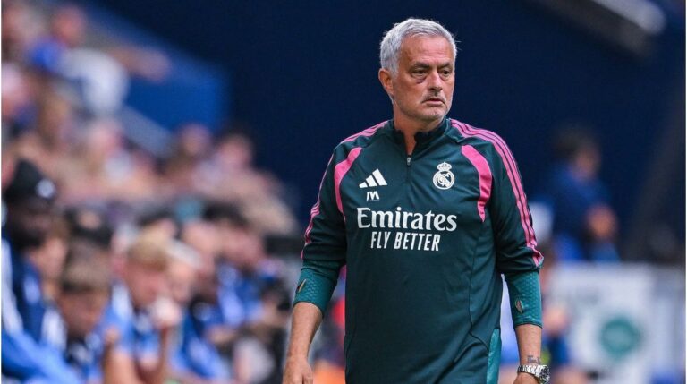 Real Madrids Trainer José Mourinho gestikuliert selbstbewusst an der Seitenlinie