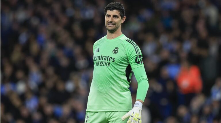Thibaut Courtois im Trikot von Real Madrid auf dem Spielfeld