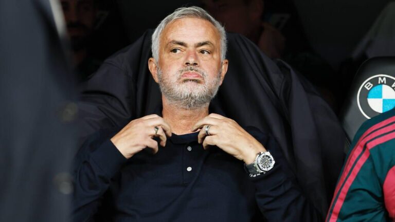 Trainer José Mourinho schaut nachdenklich an der Seitenlinie