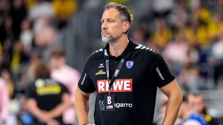 Maik Machulla steht als Trainer der Rhein-Neckar Löwen konzentriert am Spielfeldrand