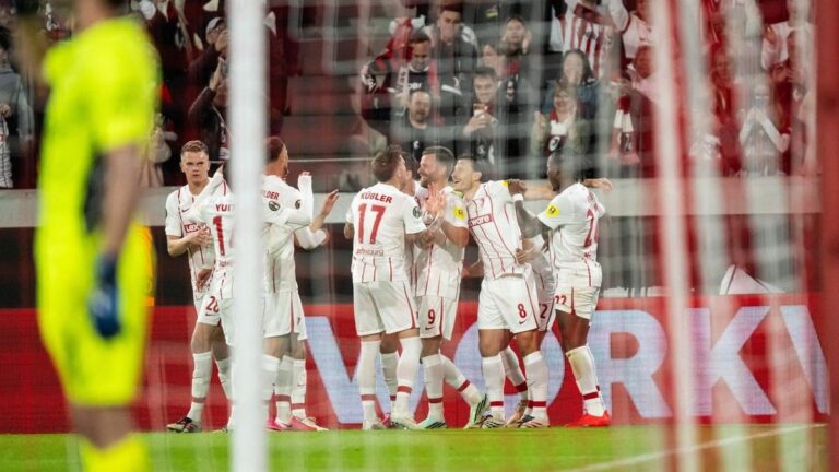 SC Freiburg Spieler bejubeln ein Tor in der Conference League