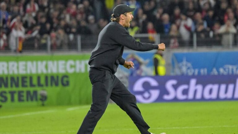 Julian Schuster steht als Cheftrainer des SC Freiburg gestikulierend am Spielfeldrand
