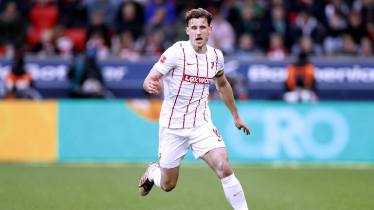 Maximilian Eggestein vom SC Freiburg blickt vor dem Bundesliga-Spiel konzentriert auf das Spielfeld.