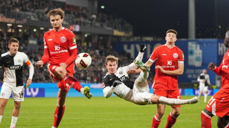 Spieler des SV Elversberg bejubeln einen Treffer gegen den FSV Mainz 05.