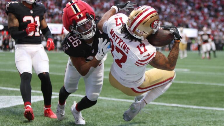 Quarterback Brock Purdy von den San Francisco 49ers blickt nach einem Ballverlust enttäuscht auf das Spielfeld.