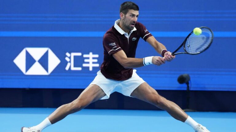 Novak Djokovic blickt nach einem Fehler in Shanghai enttäuscht zu Boden