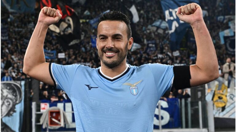 Der spanische Fußballspieler Pedro jubelt im Trikot der Nationalmannschaft