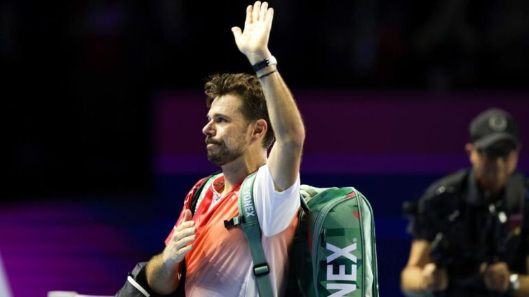 Stan Wawrinka winkt dem Publikum beim ATP-Turnier in Basel nach seinem letzten Karrierespiel zu.