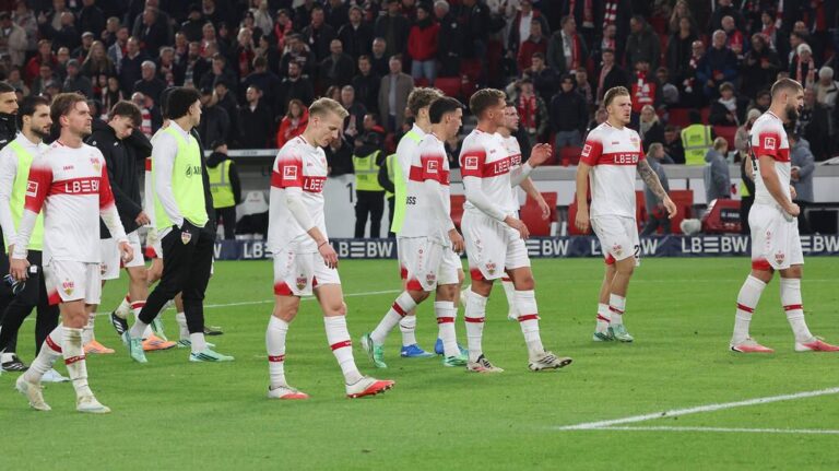 Ermedin Demirovic schaut nach einer Niederlage des VfB Stuttgart enttäuscht auf den Rasen.