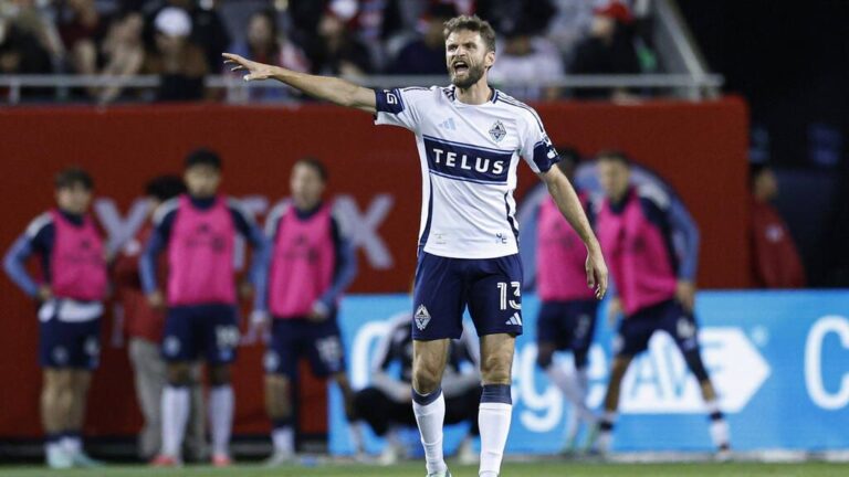 Thomas Müller im Trikot der Vancouver Whitecaps blickt enttäuscht auf das Spielfeld.