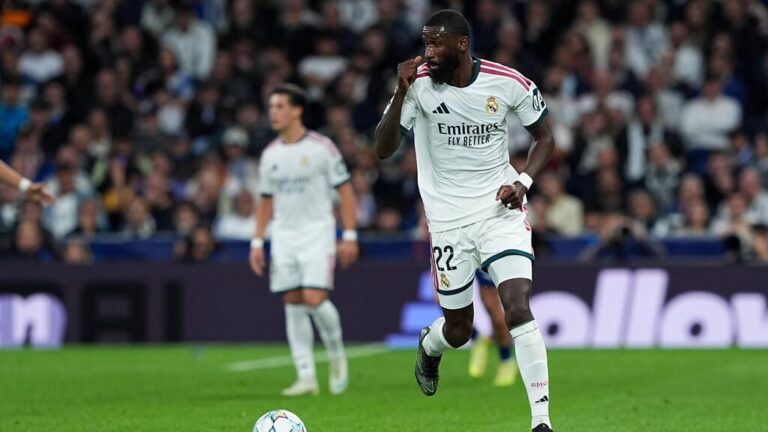Antonio Rüdiger im Trikot von Real Madrid auf dem Spielfeld