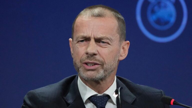 UEFA-Präsident Aleksander Ceferin spricht auf einer Pressekonferenz im Anzug am Mikrofon