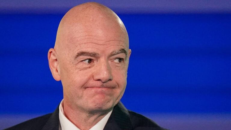 FIFA-Präsident Gianni Infantino blickt ernst während einer Konferenz