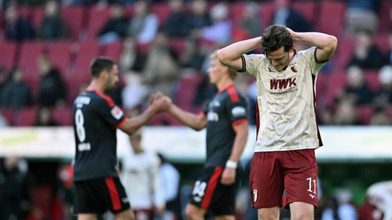 Zweikampf zwischen Spielern des FC Augsburg und Union Berlin