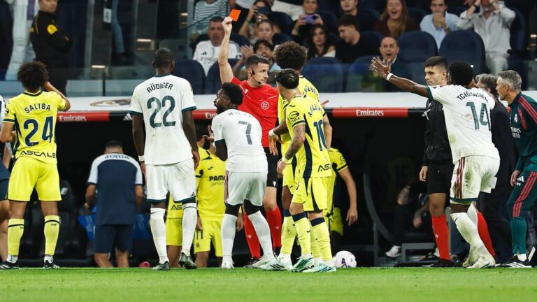 Vinicius Junior im Trikot von Real Madrid verlässt den Platz nach seiner Roten Karte gegen den FC Villarreal